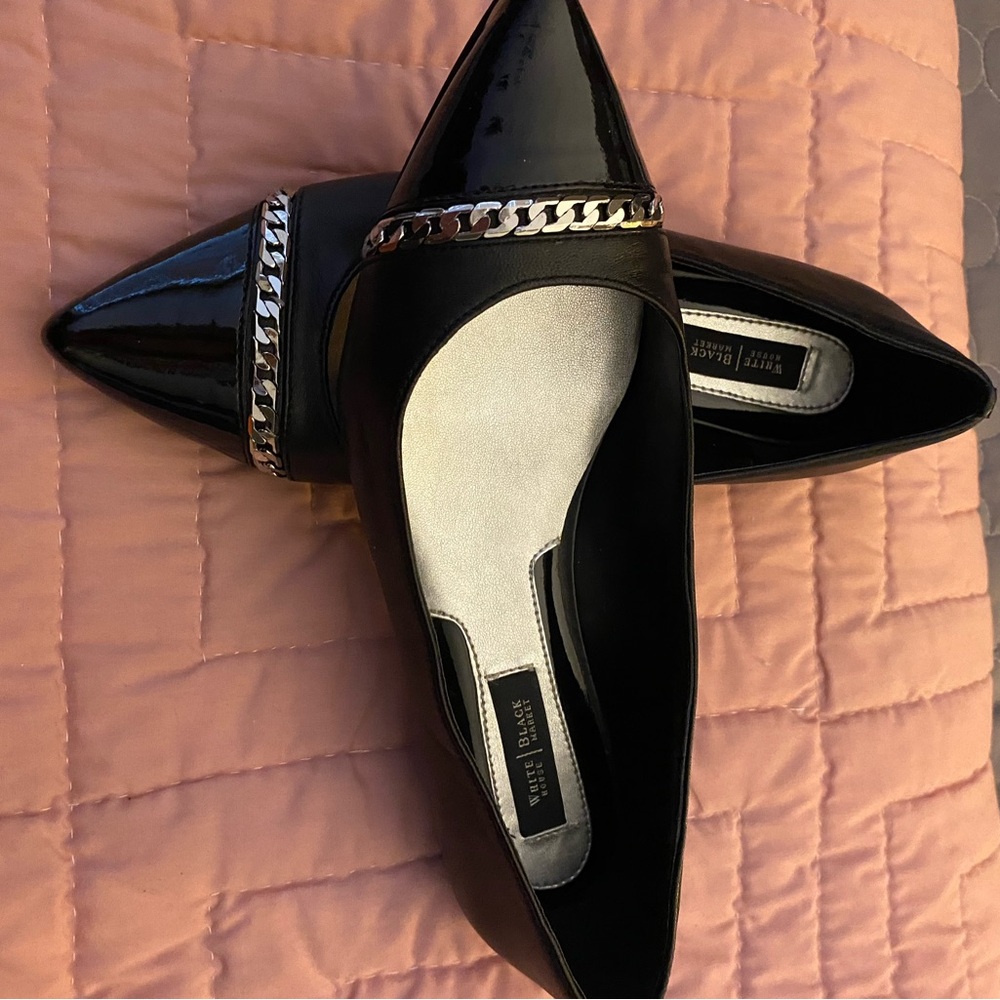 Elegant Black Flats with Chain Accent